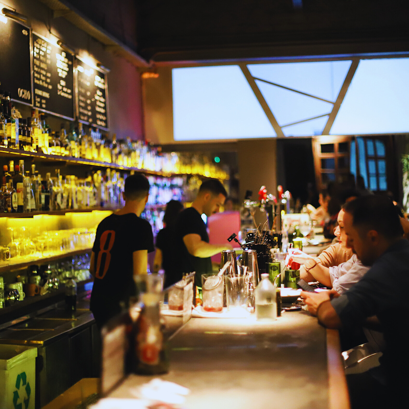 Bar 878